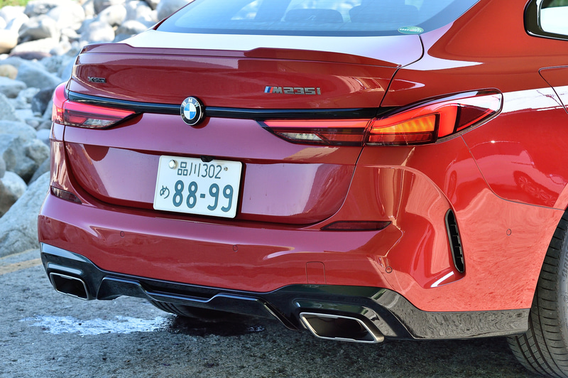 M235i xDriveではメッシュデザインのキドニーグリルをはじめ、専用の台形型デュアルエキゾーストテールパイプを採用。キドニーグリルやエアインテークトリム、ミラーキャップなどはセリウム・グレーで統一され、よりアグレッシブな外観に仕上げられた。足下はダブルスポークの18インチホイールにブリヂストンのランフラットタイヤ「TURANZA T005」（225/40R18）の組み合わせ