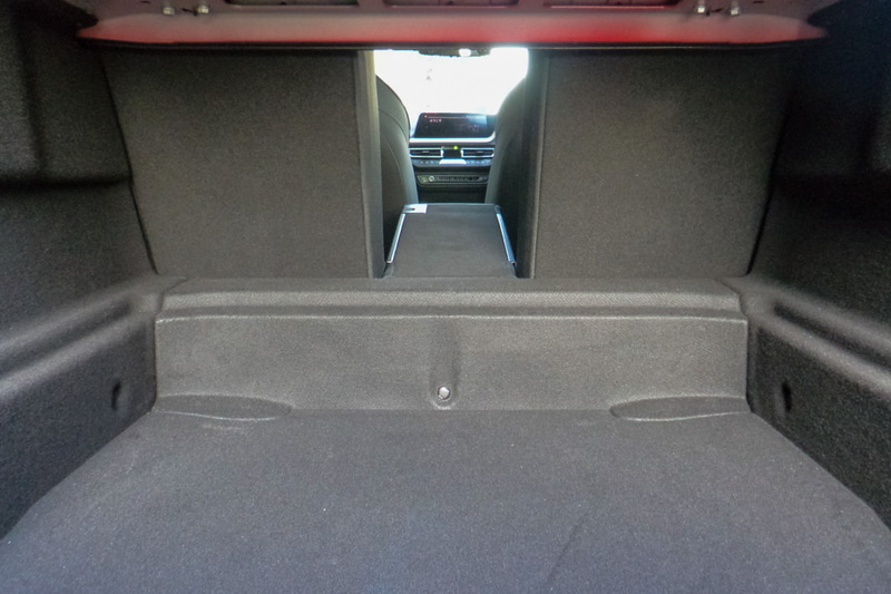 リアシートは大人が座ってもそこまで狭さは感じない広さ。4：2：4分割可倒式なのでフレキシブルにシートアレンジできる