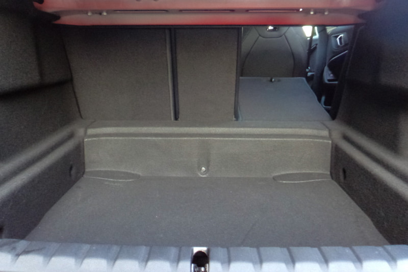 リアシートは大人が座ってもそこまで狭さは感じない広さ。4：2：4分割可倒式なのでフレキシブルにシートアレンジできる