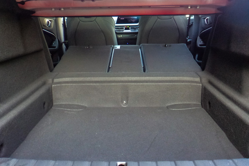 リアシートは大人が座ってもそこまで狭さは感じない広さ。4：2：4分割可倒式なのでフレキシブルにシートアレンジできる