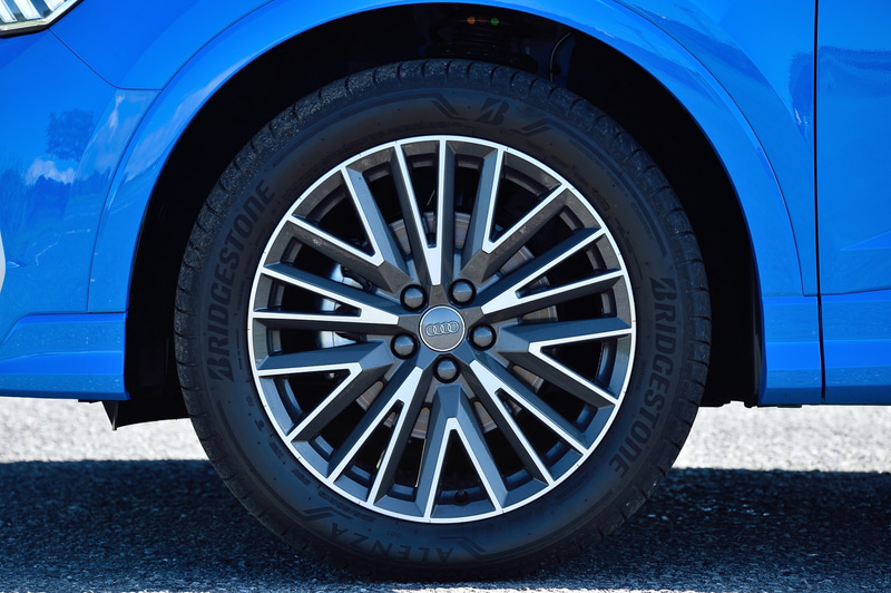 Sラインのホイールは19インチ。タイヤサイズは235/50R19だ