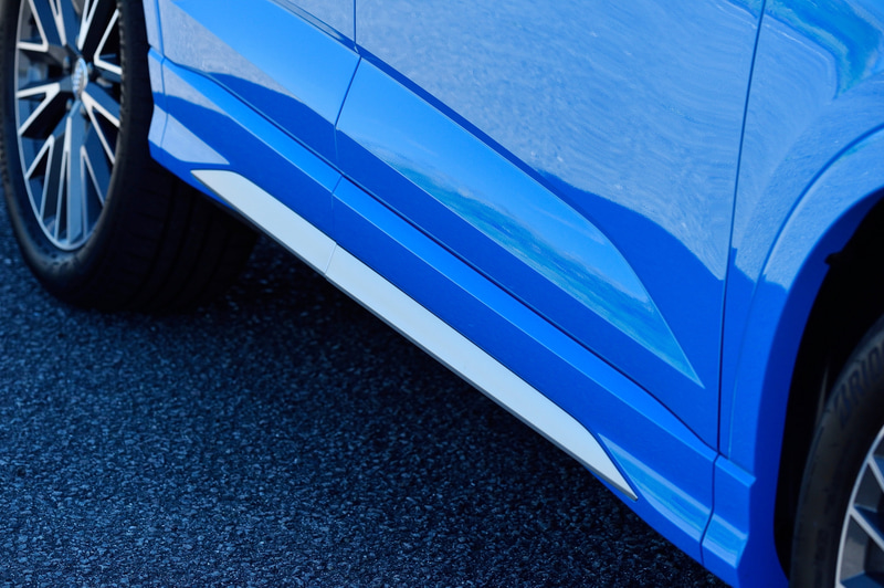 サイドステップにもシルバーの架飾が加えられる