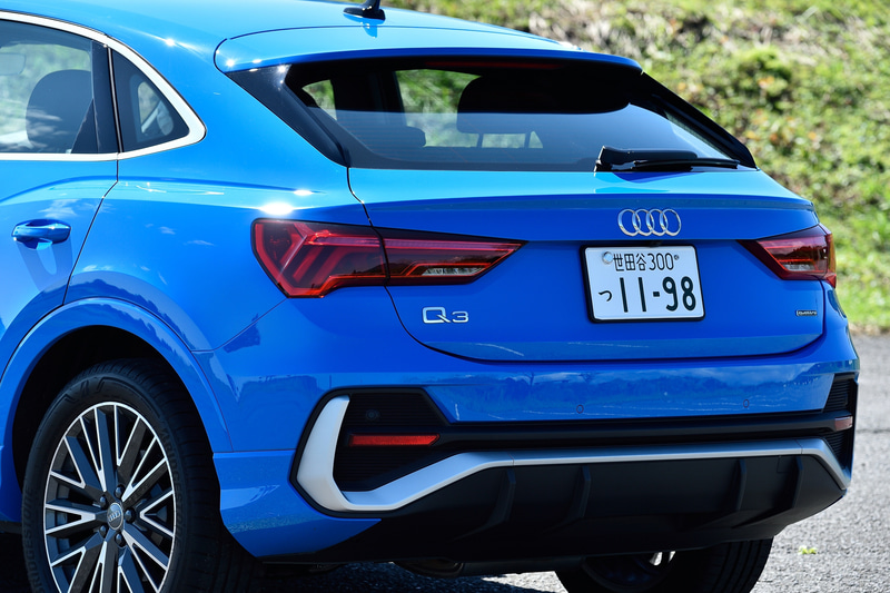 リアバンパーもスポーツバックは意匠が異なる