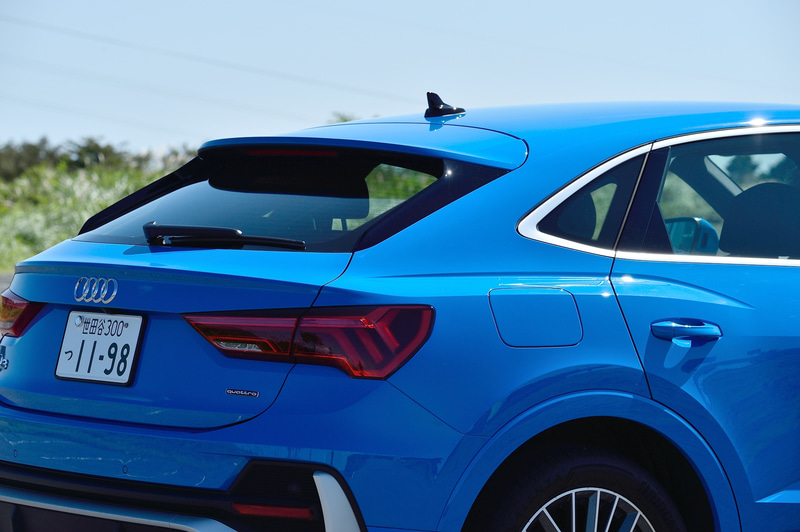 後ろ下がりのルーフラインがスポーツバックの特徴