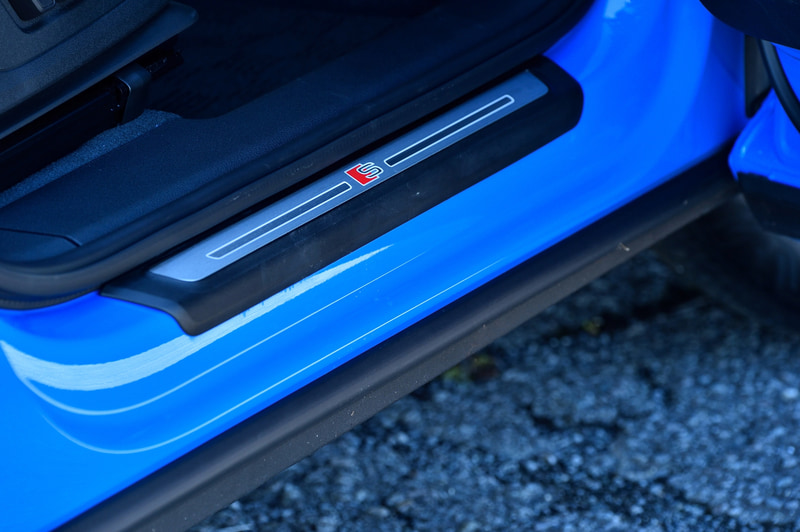 サイドシルにもSラインのロゴ