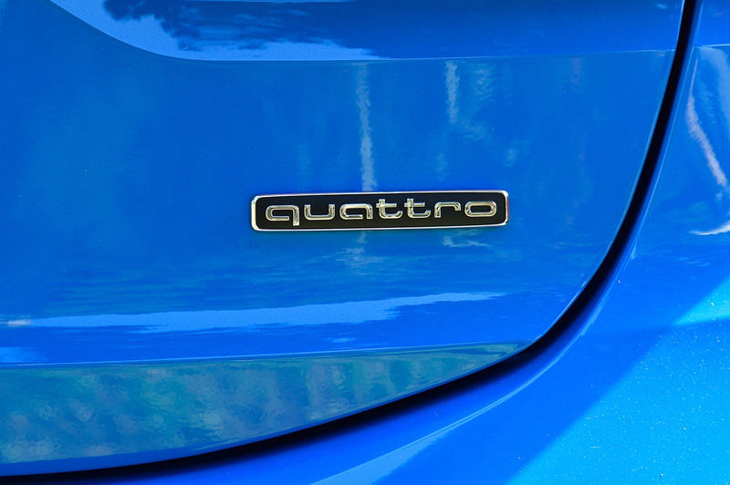 リアゲートにはクワトロの文字も