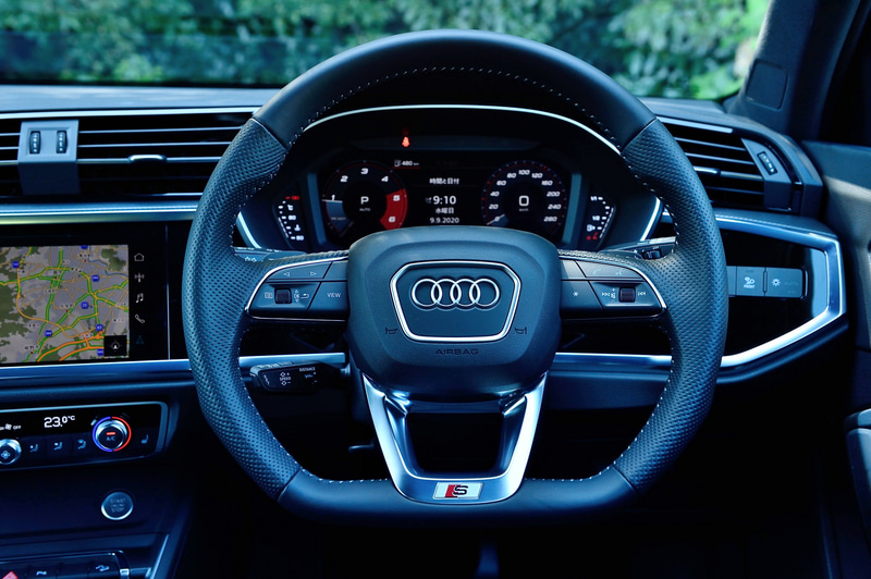 Sラインのフラットボトムのレザーステアリング。パドルシフトも備える