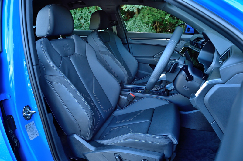 前席。シートにはSラインのロゴが入る