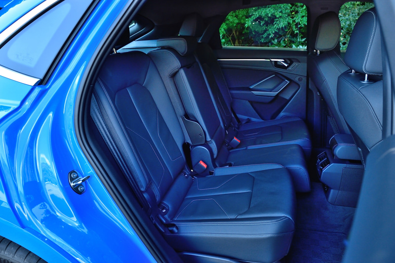 後席はスライド、リクライニングができる