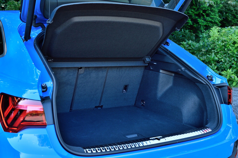 Q3 スポーツバックのラゲッジスペース。トノカバーはフロア下に収納可能