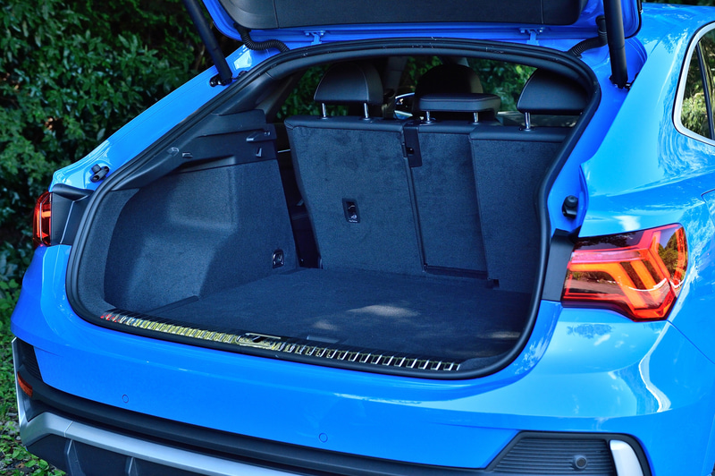 後席をスライドさせて奥行きを増やすこともできる