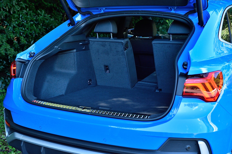 後席は3分割可倒式で真ん中だけを倒して長尺モノを搭載するような使い方も可能だ