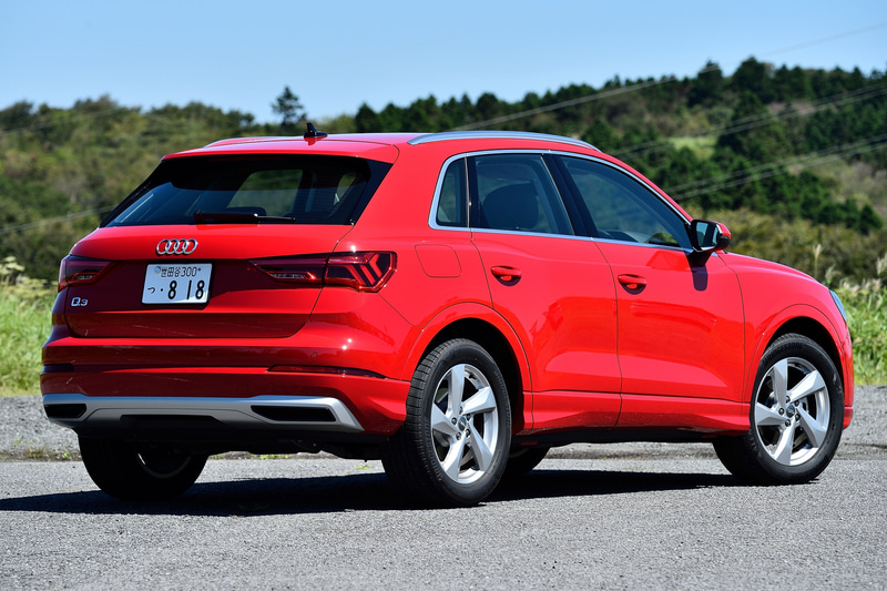 2台目の試乗車はQ3 35 TFSI advancedでボディカラーはタンゴレッド