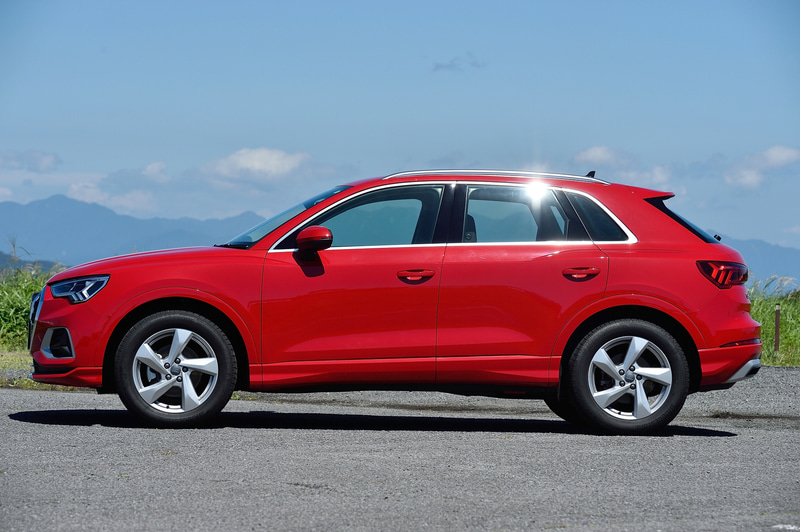 2台目の試乗車はQ3 35 TFSI advancedでボディカラーはタンゴレッド
