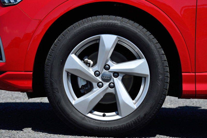 ホイールは18インチでタイヤサイズは235/55R18