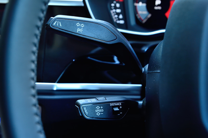 ステアリングコラム左側にはウインカーやクルーズコントロールのレバー