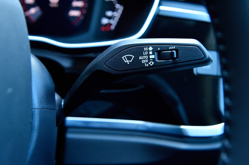 ステアリングコラム右側はワイパー