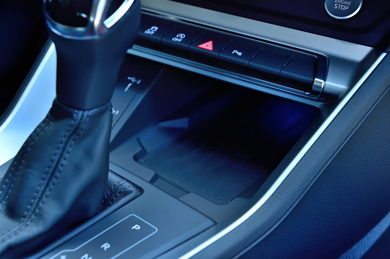 センターコンソールのトレーは対応するスマートフォンをワイヤレスで充電できる