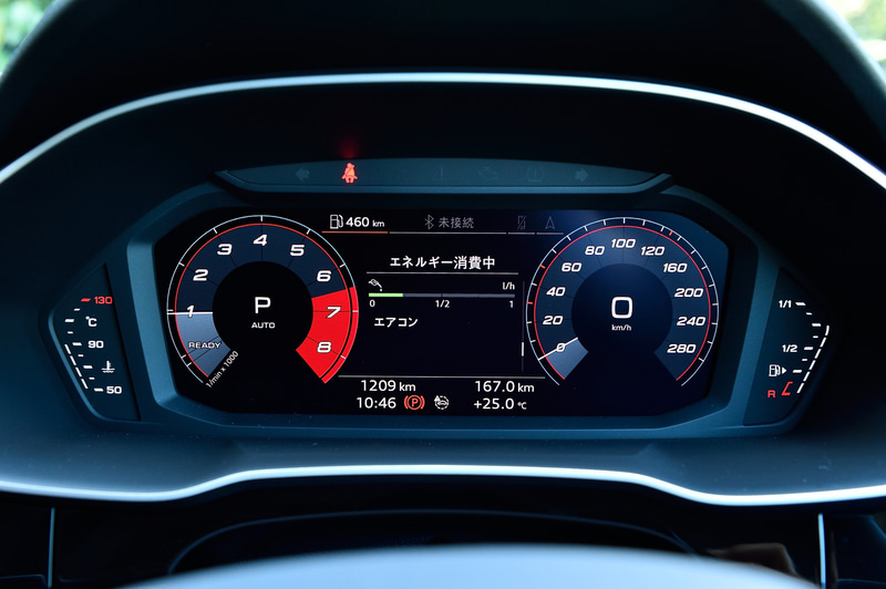 標準装備の「Audi バーチャルコックピット」は通常のメーター表示だけでなく、車両情報からナビ画面までさまざまな情報をさまざまなパターンで表示できる