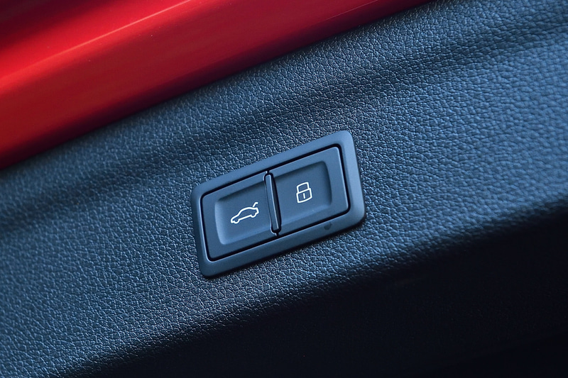 リアゲートは電動タイプだ