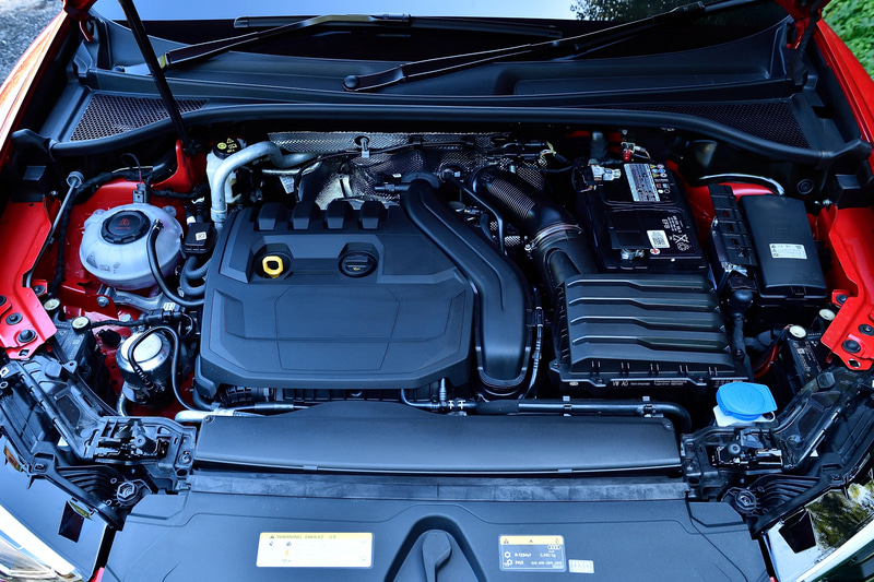 最高出力110kW（150PS）/5000-6000rpm、最大トルク250Nm（25.5kgfm）/1500-3500rpmを発生する直列4気筒DOHC 1.5リッター直噴ガソリンターボエンジンを搭載。ディーゼルエンジンよりトルクで劣るが2WDで車重が軽い