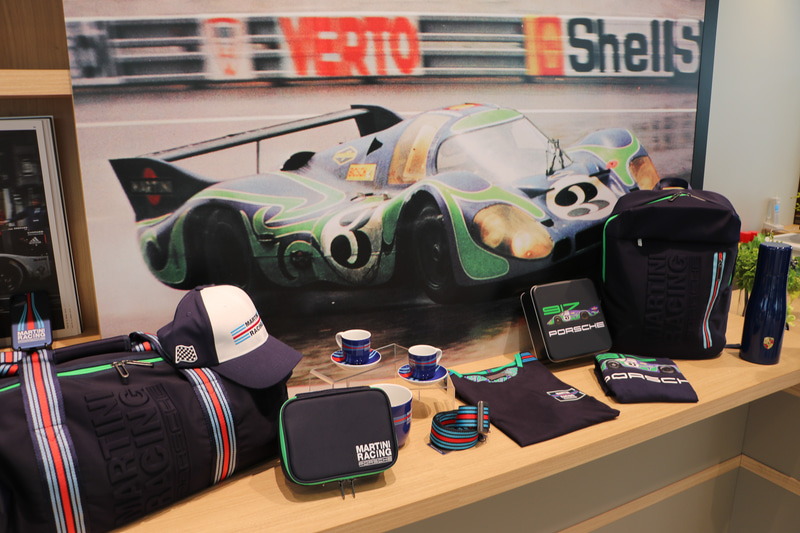 レジャーバッグ1万3090円。マルチパーパスケース価格7370円。コレクターズカップNo.2価格3025円。コレクターズエスプレッソカップNo.2価格5995円。ベルト価格9130円。コレクターズTシャツNo.18価格6490円。メンズTシャツ価格7810円。サーマルボトル価格9680円