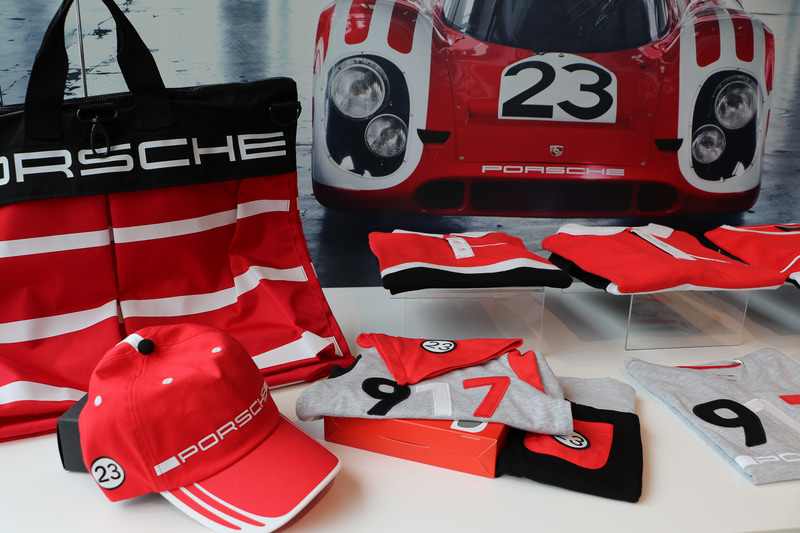 キッズベースボールキャップ価格2530円。ベビーセット（上下服、涎かけ、オリジナルBOX)価格9075円。