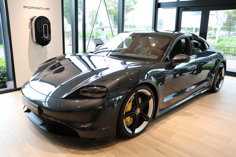 ポルシェ初のフルEVタイカン