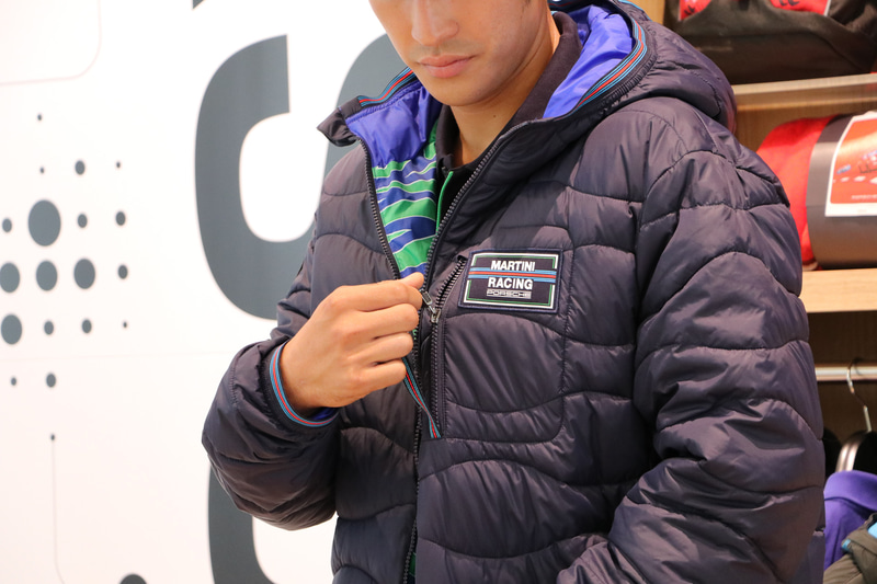 胸ポケットは手袋を付けていても開けやすいようにファスナーに紐がつく