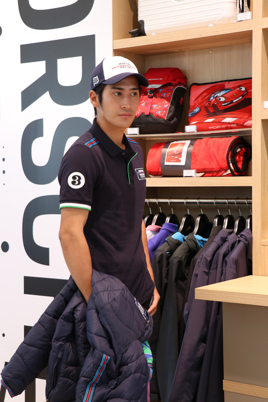 男性用は2つボタン、女性用は3つボタンのショートスリーブポロシャツ。ショルダーと襟にはマルティーニレーシングカラーのリボン付き。胸にマルティーニレーシングポルシェのバッヂ、上腕部にナンバー3のバッヂが配置されている。さらに背面にトーナルのPORSCHEロゴがプリントされる。価格1万450円