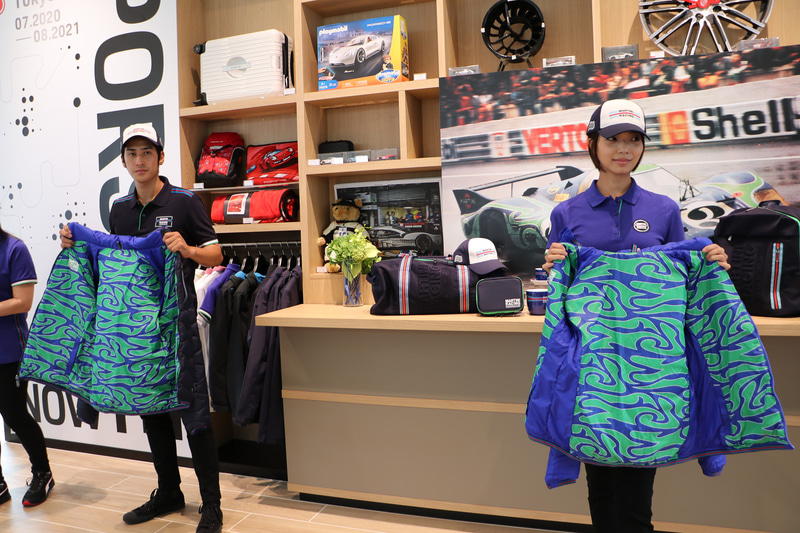 モダンなデザインのリバーシブルキルティングジャケットは、薄手のパッド入りでフード付き。また、胸ポケットと2つのサイドポケット付きで、防風性と防水性を装備