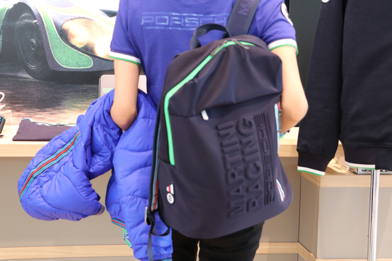 フロントに3Dロゴが付き、ディテールがグリーンで仕上げられたバックパック。内部にはノートパソコン用コンパートメントが付属。独立したフロントポケットと、隠れたバックポケットも備える。価格1万3090円