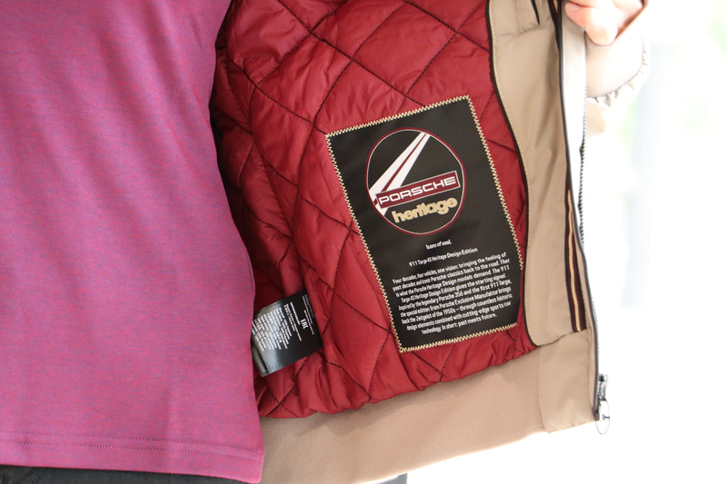 ジャケットの内側にはグリルバッヂからインスパイアされたストーリーラベル付き