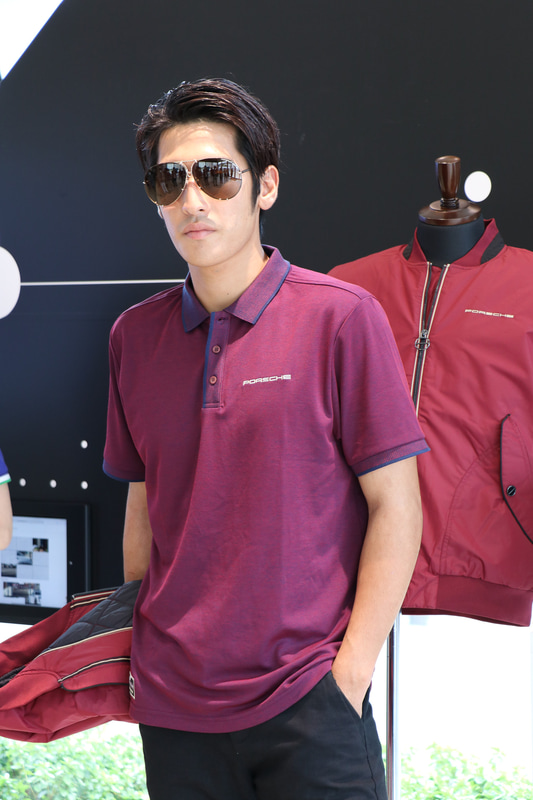 ヘリテージポロシャツはメンズがボタン、レディースはVネックを採用。胸と背面ネックにロゴ付き。価格は1万450円