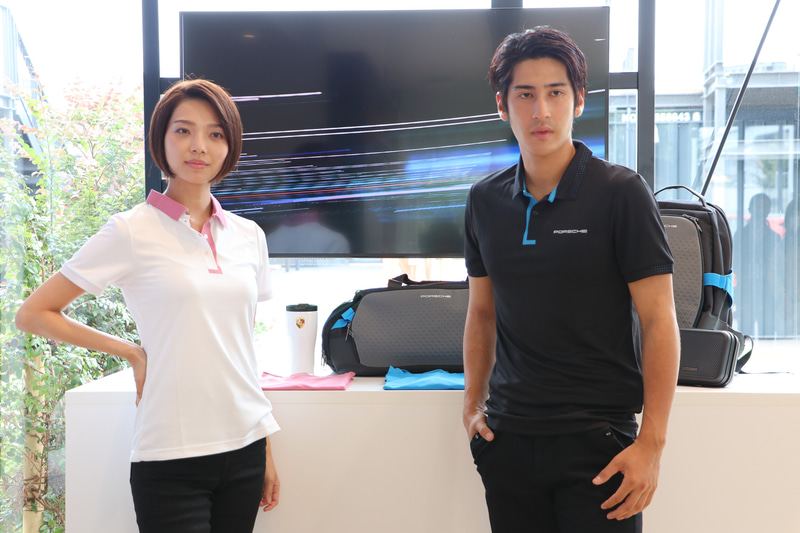 畝織りのピケ生地を使用し、通気性と速乾性に優れるショートスリーブ ポロシャツ。ボタン隠しフラップと襟がレーザーカットで特徴的なデザインに。襟、袖口、背面に装飾パーフォレーションが施される。価格1万450円