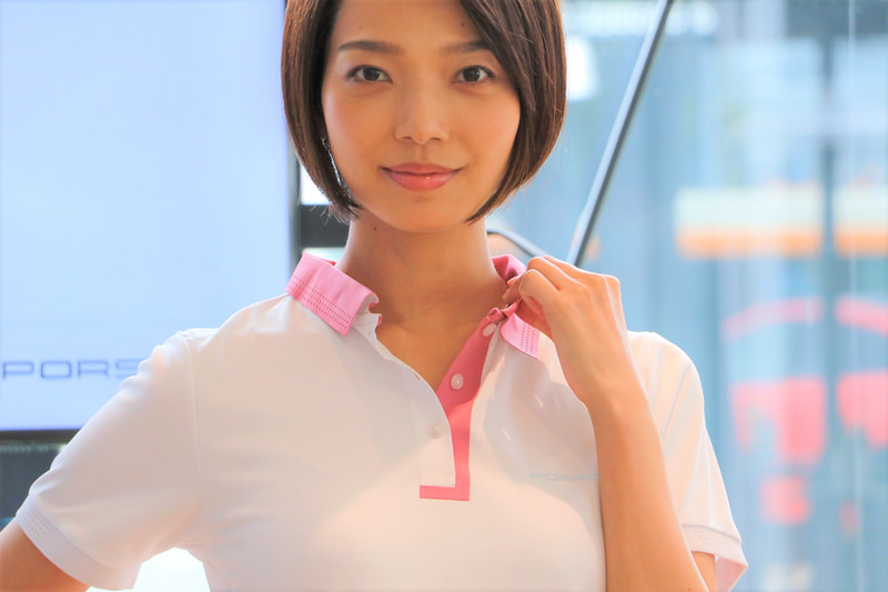 畝織りのピケ生地を使用し、通気性と速乾性に優れるショートスリーブ ポロシャツ。ボタン隠しフラップと襟がレーザーカットで特徴的なデザインに。襟、袖口、背面に装飾パーフォレーションが施される。価格1万450円