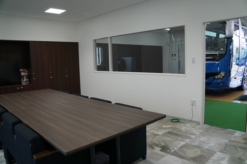 検収レーンに併設する応接室