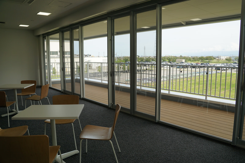 立山連峰を見渡せる休憩室