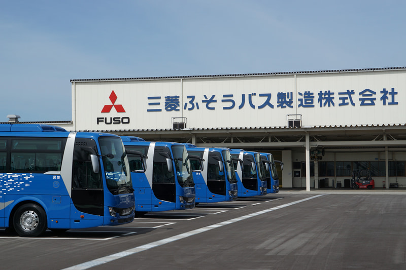 沖縄バスでは観光バス型の車両を10台、路線バス型の車両5台、計15台の車両を導入する