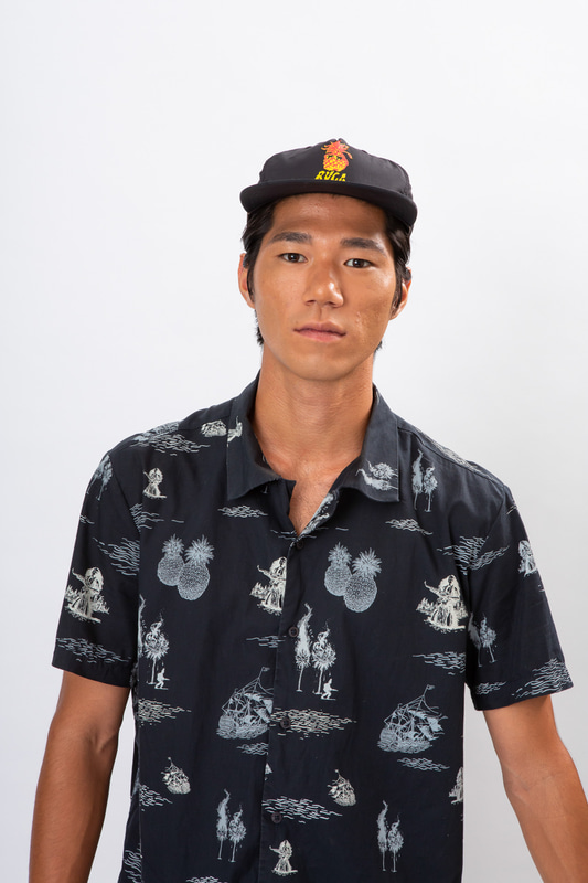 瀬尻稜選手：幼い頃からアジアを中心とした国内外での大会に参戦し、11歳で最年少AJSA グランドチャンピオンを獲得。2010～2012年まで3年連続でグランドチャンピオンに輝く。2013年には17歳でワールドカップで日本人初となる優勝を果たし、その後も挑戦の場を世界へ広げていき、世界の“Ryo”へとその名を轟かせている。スケートボードのイメージを大きく変化させているスケーターの1人とされている