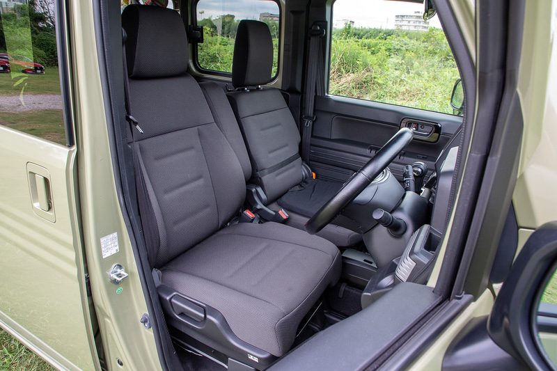 助手席はダイブダウンをさせる都合で座面は狭くクッションも薄いので長距離を乗るには不向きだけど運転席は乗用車並みかそれ以上。左側には大きめのアームレストも付いているので高速道路巡航はリラックスした体制を取れる