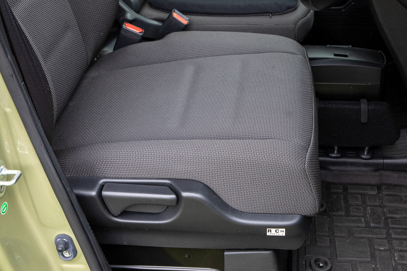 フレームは普通車用と同等なので座面のサイズも十分、厚みもある。配達などで頻繁に乗り降りしても大丈夫なよう、摩擦に強い生地が使われている