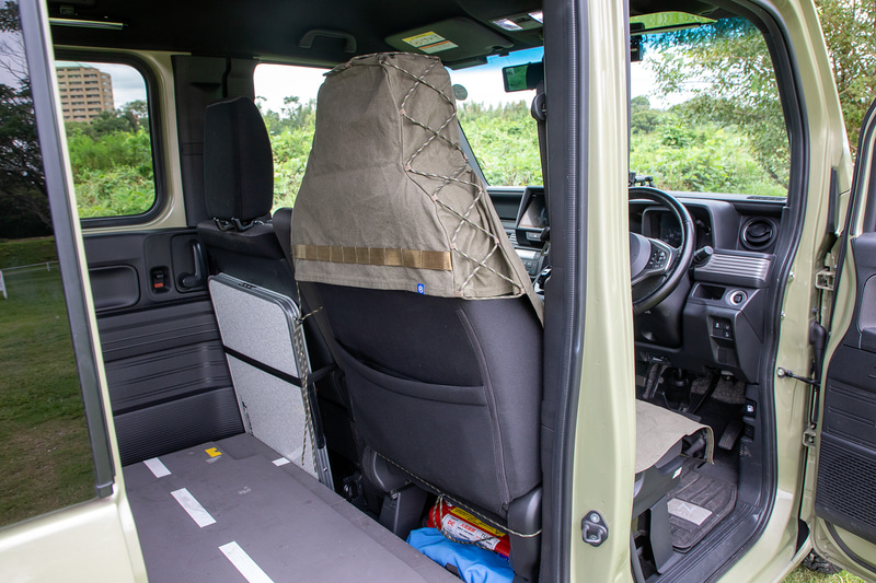 ヘッドレストに被せる。背面シートポケットの使用は可能