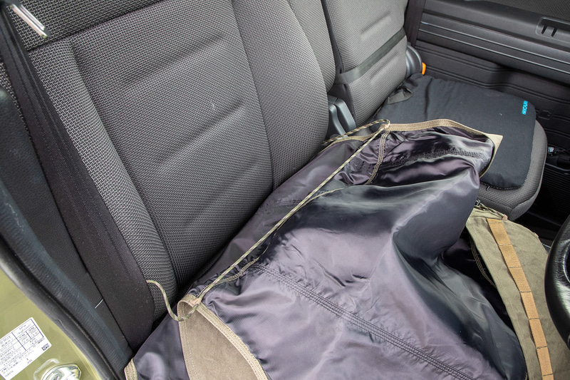 固定はカバーについているコードで行なう