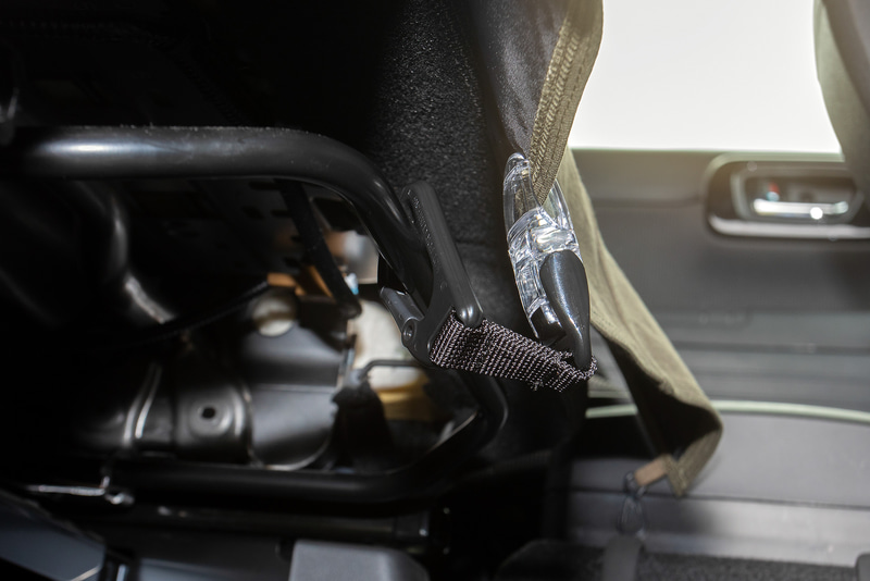 座面部分の端は固定するものがなく、乗り降りの際にカバーが横ずれした。そこで写真のようなクリップを使ってカバーとスライドレバーをつなぐ。1箇所だけでもズレは多少改善。複数箇所留めればなおいい