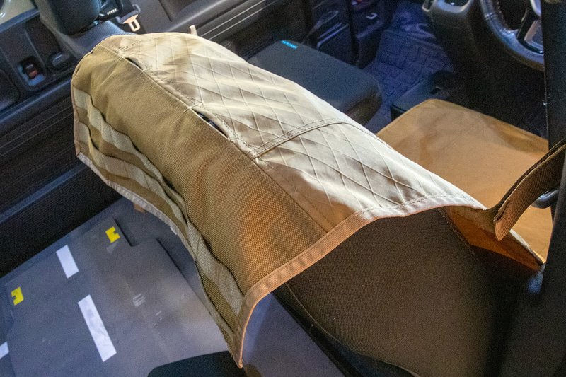 「X-PACシートカバー」もエプロンのようにシートに被せるというか「着せる」感じで装着。左右上下4箇所に付いているバンドに付属のひもを通して締め上げて固定する