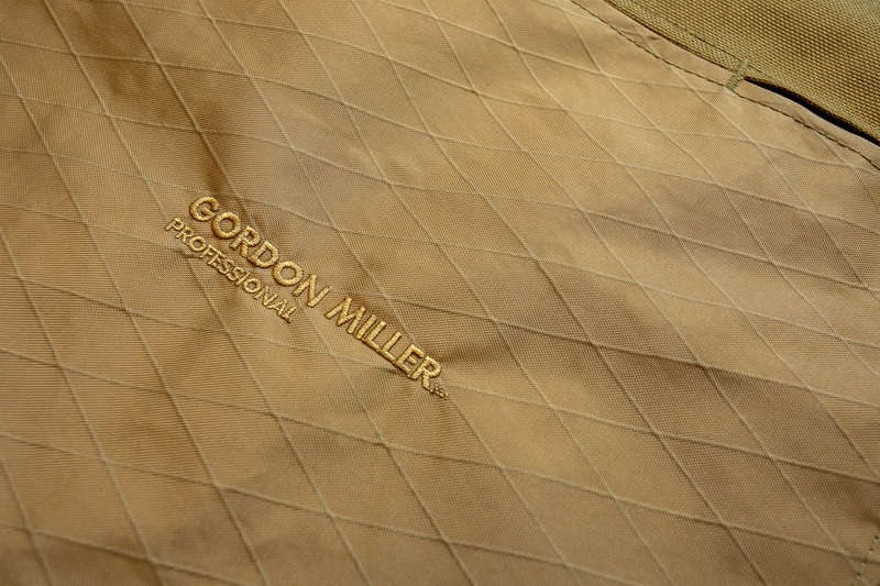 スレなどに強いX-PACという生地。ツヤがあって手触りもいい。縫製もていねいで、合わせる箇所それぞれに最適な強度を出すため部分ごとに縫い方を変えている。本格的なテントなどもこんな感じなので縫製というマニアックな面でもアウトドア好きな人の気持ちに響くアイテム