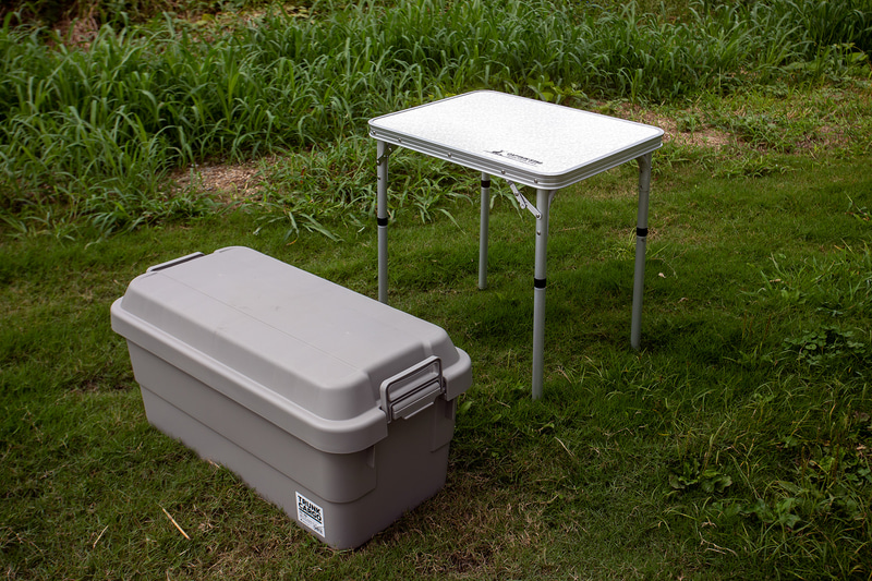 N-VANのカーゴスペースに敷いてあるフロアボードと同じグレー色の収納ボックスも購入。ゴードン ミラーからも色違いで同様の製品が発売されている