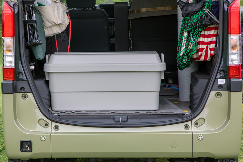 サイズは底面の長さが685mm、フタは780mm、高さは370mm。N-VANに置くとこんな感じ。N-VANのこの面は幅が約900mmあるのでちょっとすき間ができる。車外から立ったまま何かするのにちょうどいい高さなので作業台としても使える