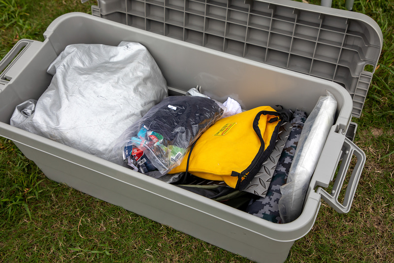 容量は70L。雨具や撮影用小物などを入れても余裕。防水性もあるので雨の日に外に置いても中身は濡れない